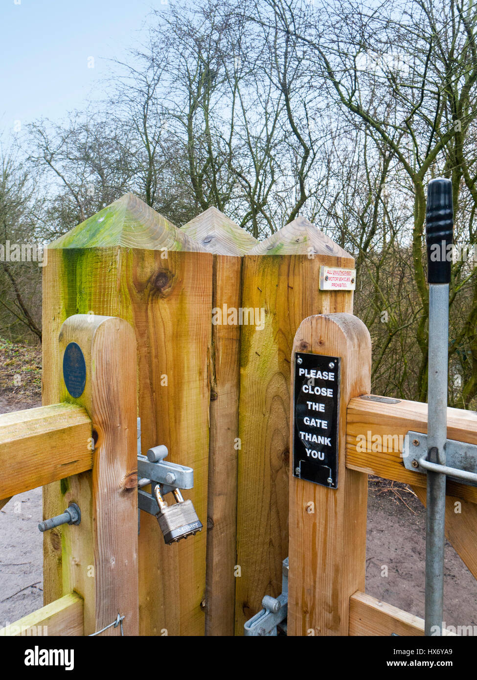 Holztor auf öffentlichen Fußweg genutzt von Wanderern um zu denken, beim Überqueren von verkehrsreichen Straße in Cheshire UK Stockfoto