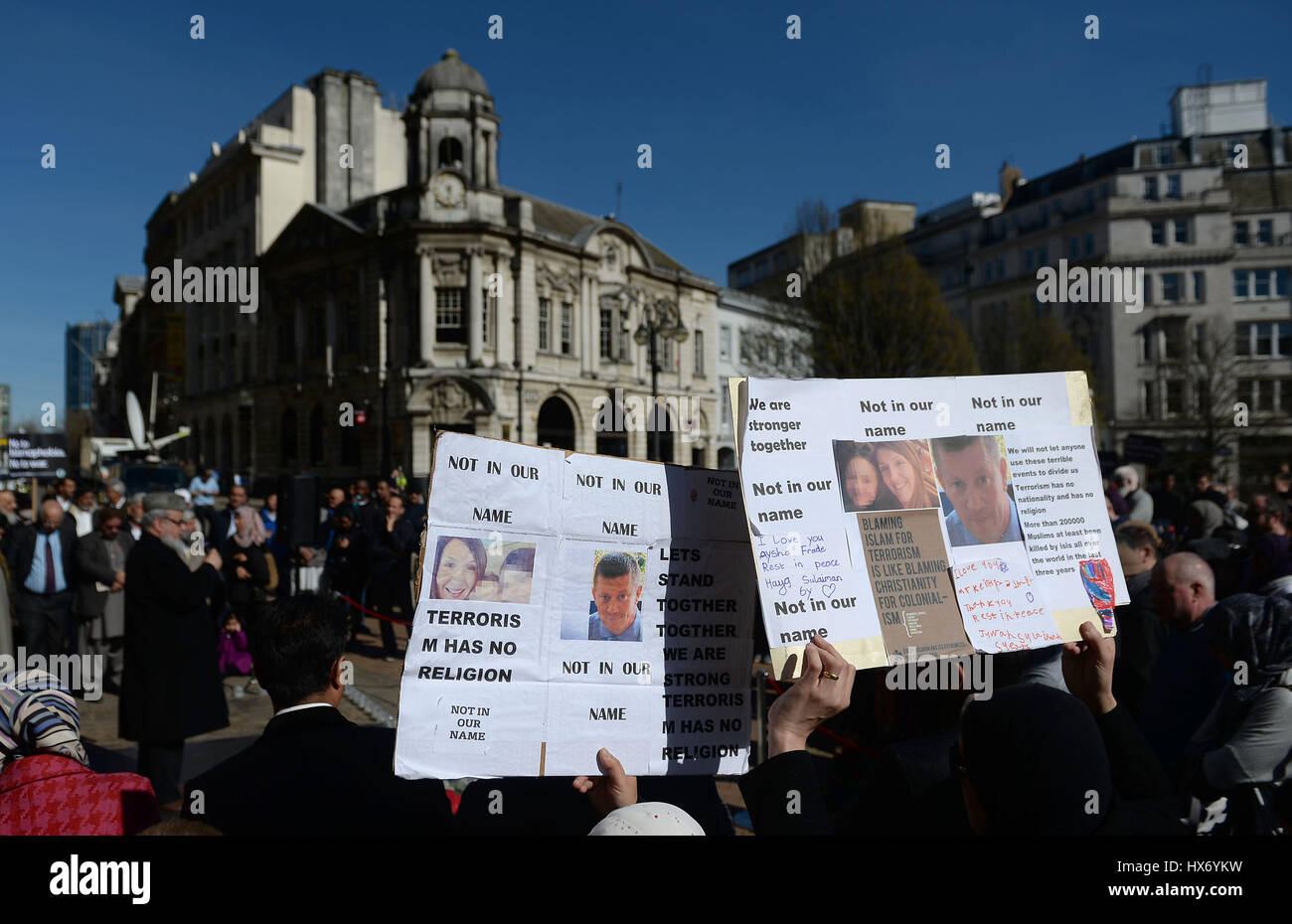 Menschen nehmen an einer #NotInOurName öffentlichen Kundgebung gegen den Terrorismus organisiert von den Mitgliedern der muslimischen Gemeinde in Victoria Square, Birmingham Teil. Stockfoto