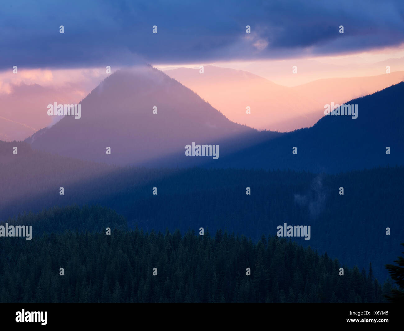 Sonnenuntergang mit Tumtum Peak. Mt. Rainier Nationalpark, Washington Stockfoto