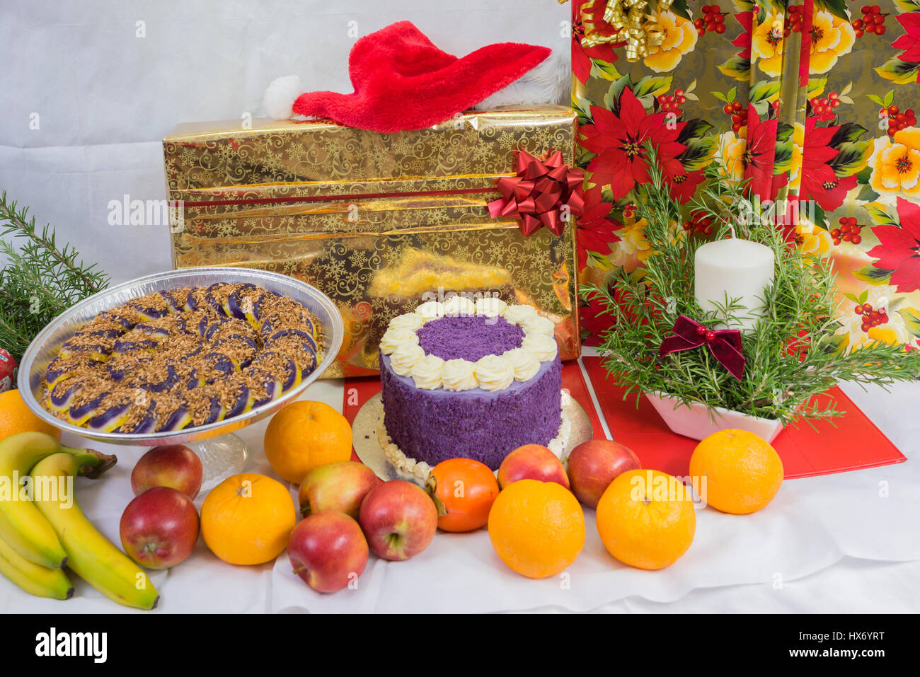 Philippinische lila Yam Kuchen und Süßigkeiten mit einem Display von Früchten Stockfoto