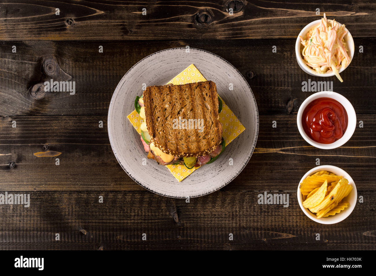 Große hausgemachte Sandwich mit Roastbeef, Speck, Gurken, Baby-Spinat ...