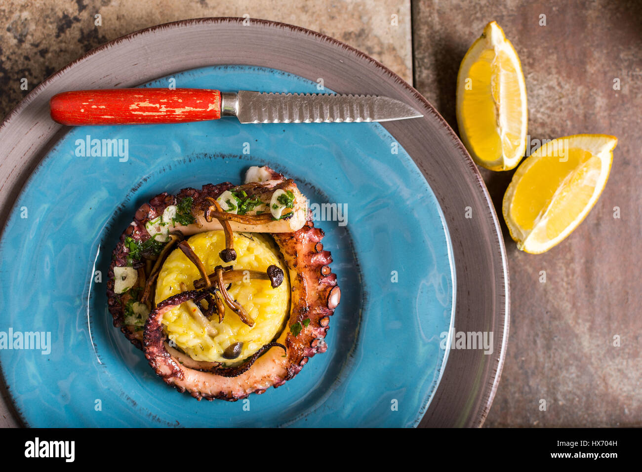 Gegrillte Meeresfrüchte Tintenfisch auf Safranrisotto mit braunen Shimeji Pilze Stockfoto