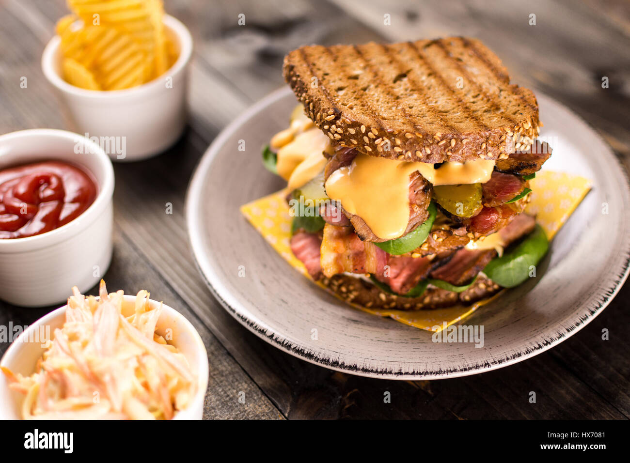 Große hausgemachte Sandwich mit Roastbeef, Speck, Gurken, Baby-Spinat ...