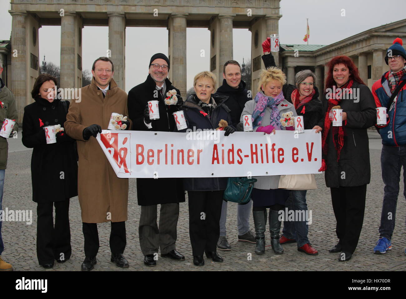 Berlin, Deutschland, 1. Dezember 2014: Mitglieder der grünen Partei ergreifen, am Welt-AIDS-Tag. Stockfoto