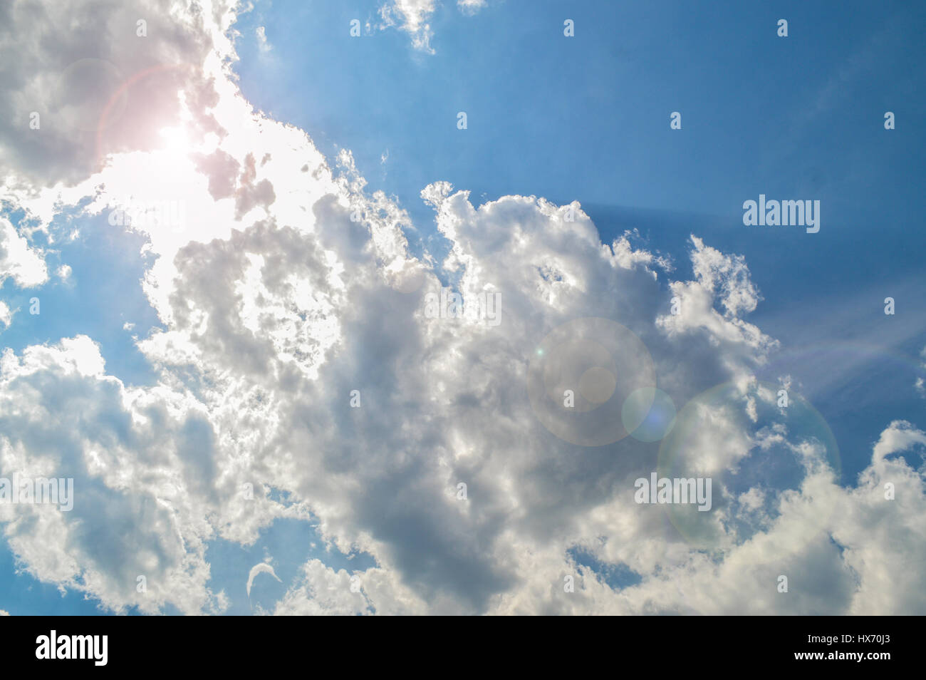 Himmel, Wolken und Sonne Stockfoto