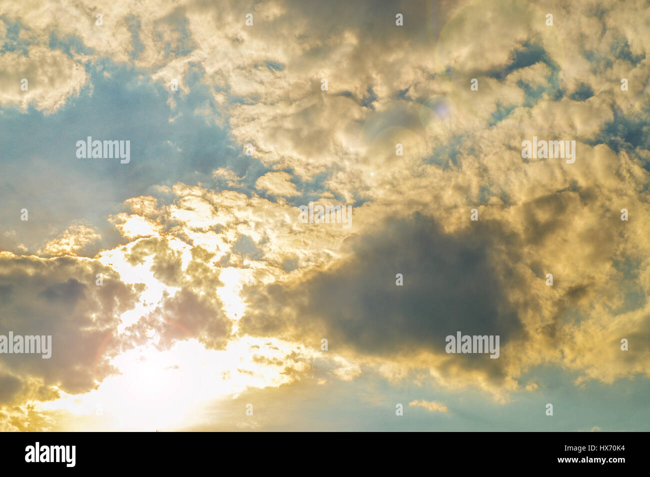 Himmel, Wolken und Sonne Stockfoto