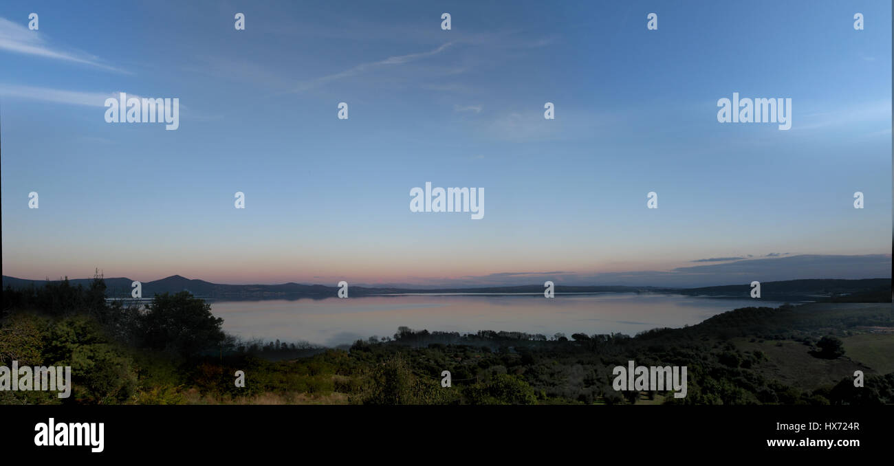 Panorama des Bracciano Sees, neben Rom, Italien, in der Dämmerung Stockfoto