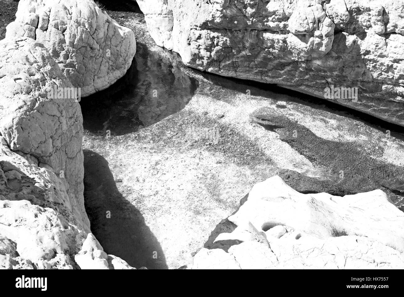 Oman Alter Berg und Wasser im Canyon Wadi Oasi Naturparadies Stockfoto