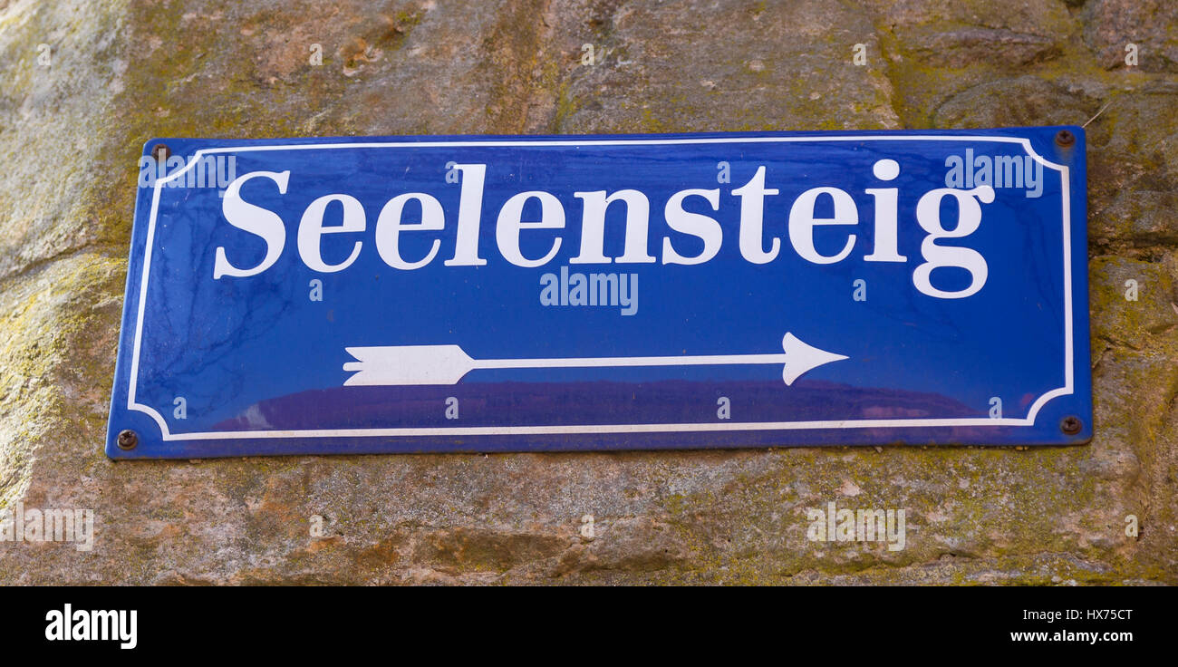 Schild mit Straße name Seelensteig auf einer Wand, Landkreis Meißen, Sachsen, Deutschland Stockfoto