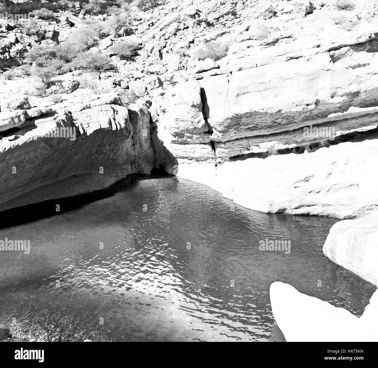 Oman Alter Berg und Wasser im Canyon Wadi Oasi Naturparadies Stockfoto