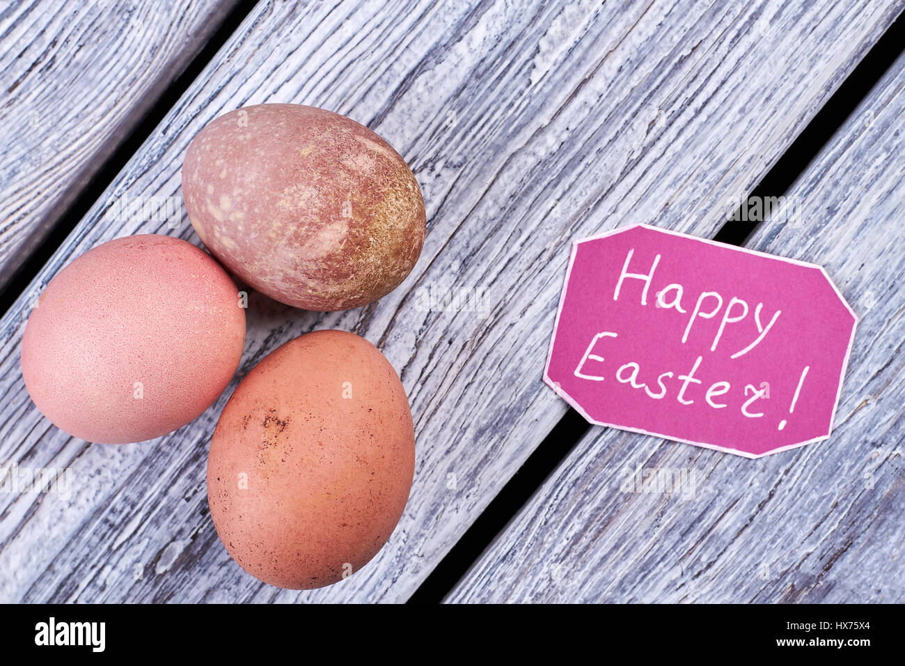 Hühnereier und Glückwunsch-Karte. Stockfoto