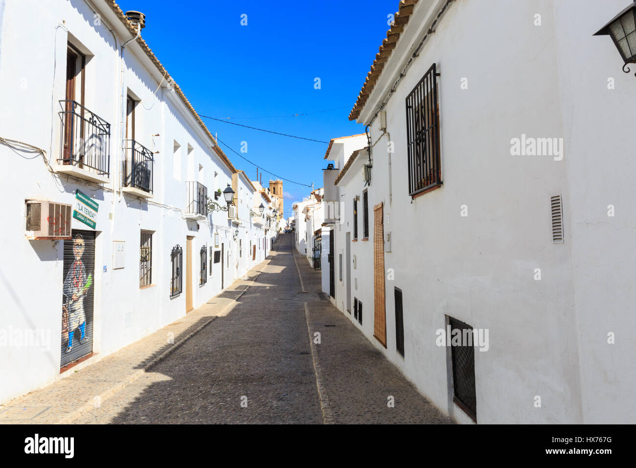 Spanisch-Straßenszene - typisch weiß getünchten Häuser in der Altstadt von Altea, Spanien Stockfoto