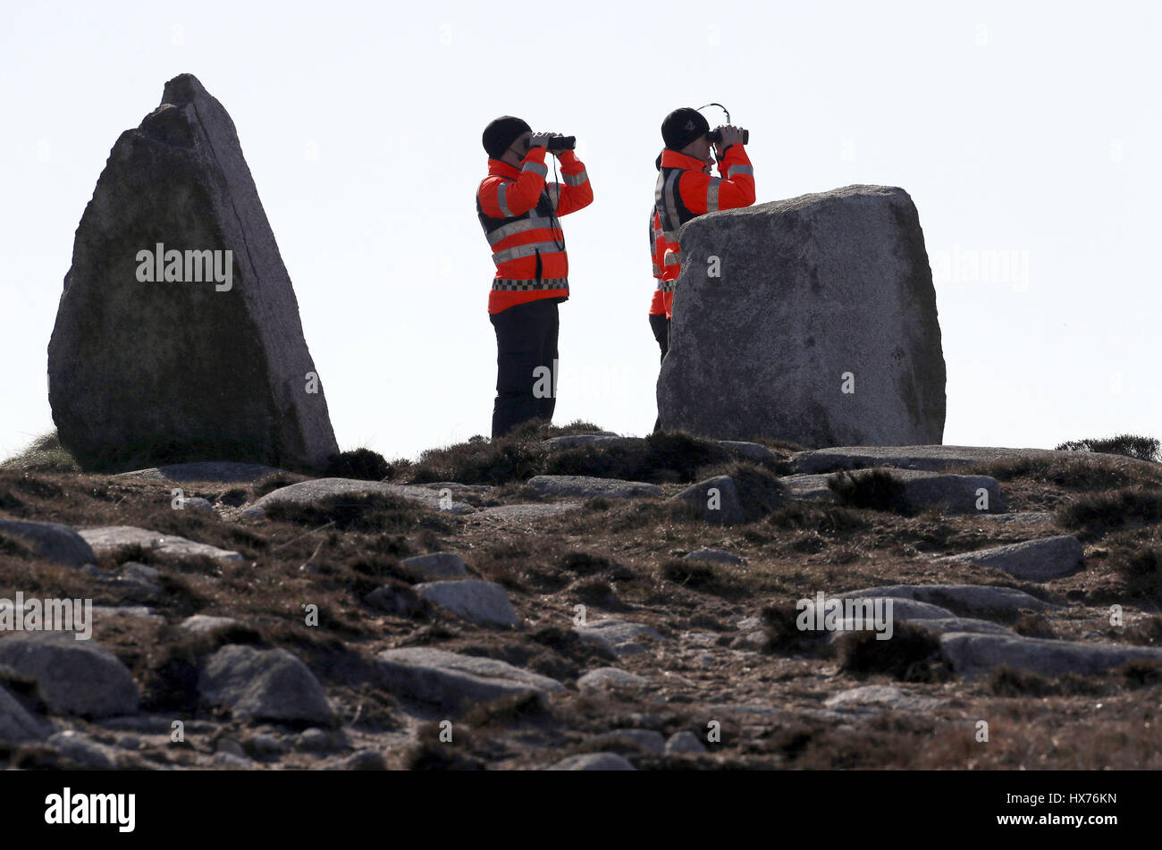 Mitglieder der irischen Küstenwache Weitersuchen entlang der Küste in der Nähe von Blacksod, Co. Mayo, Irland, wie Taucher hoffe, Ozean wohl genug heute schwillt den Körper ein Besatzungsmitglied aus dem Wrack der irischen Küstenwache Hubschrauber auf der Atlantic Meeresboden frei zulassen können. Stockfoto