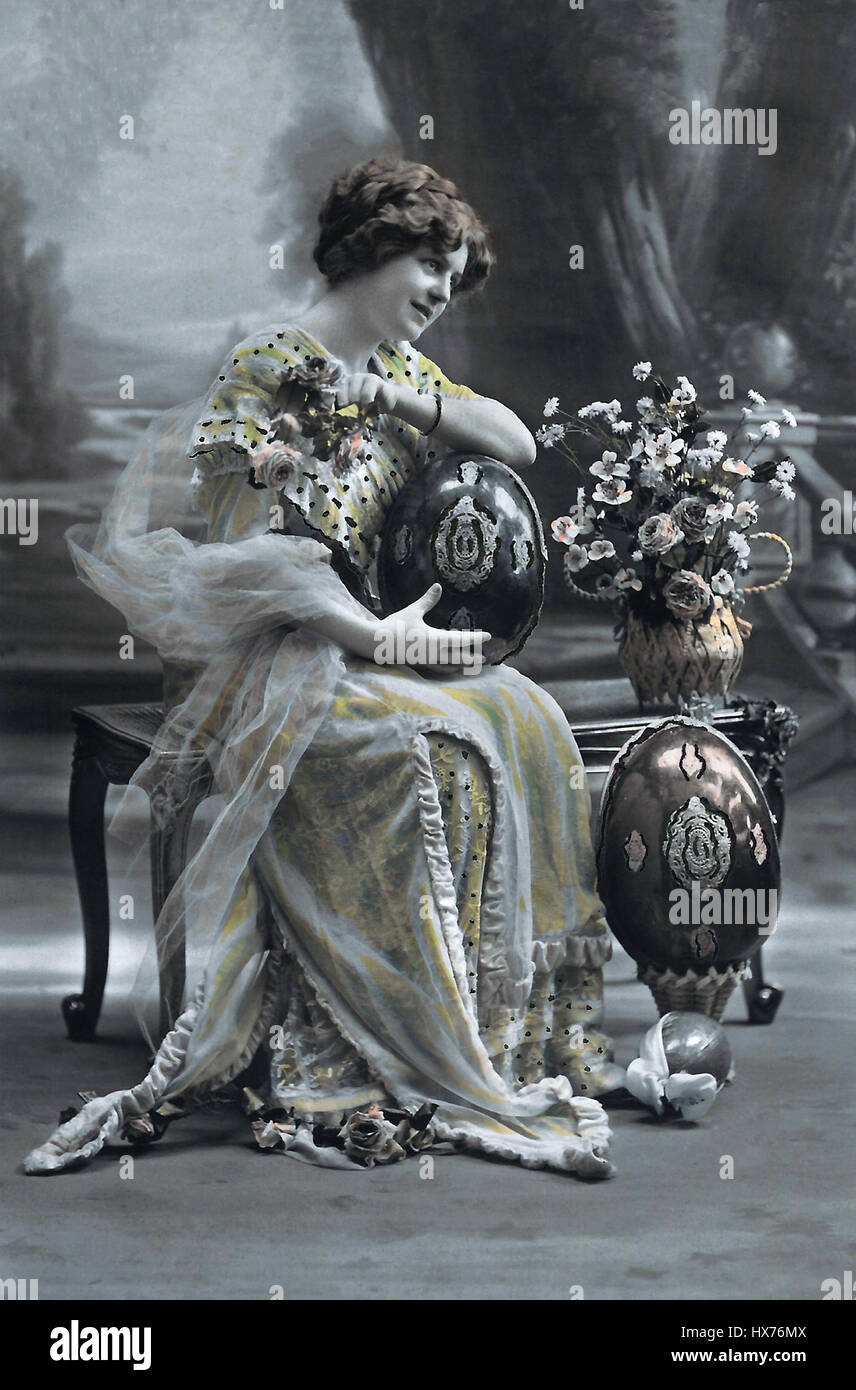 Antike Postkarte aus Frankreich von einer Frau mit Ostereiern, circa 1900. Stockfoto