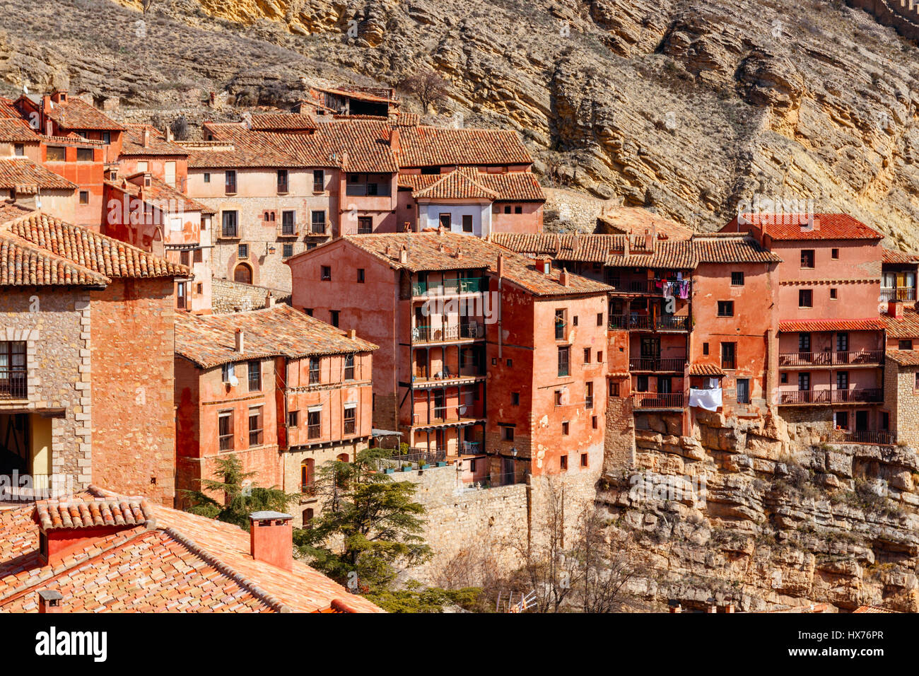 Häuser des mittelalterlichen Dorfes betrachtet Albarracin, gegen den steilen Hügel gebaut an einem sonnigen Tag. ALBARRACIN liegt in der Provinz Teruel, Spanien Stockfoto