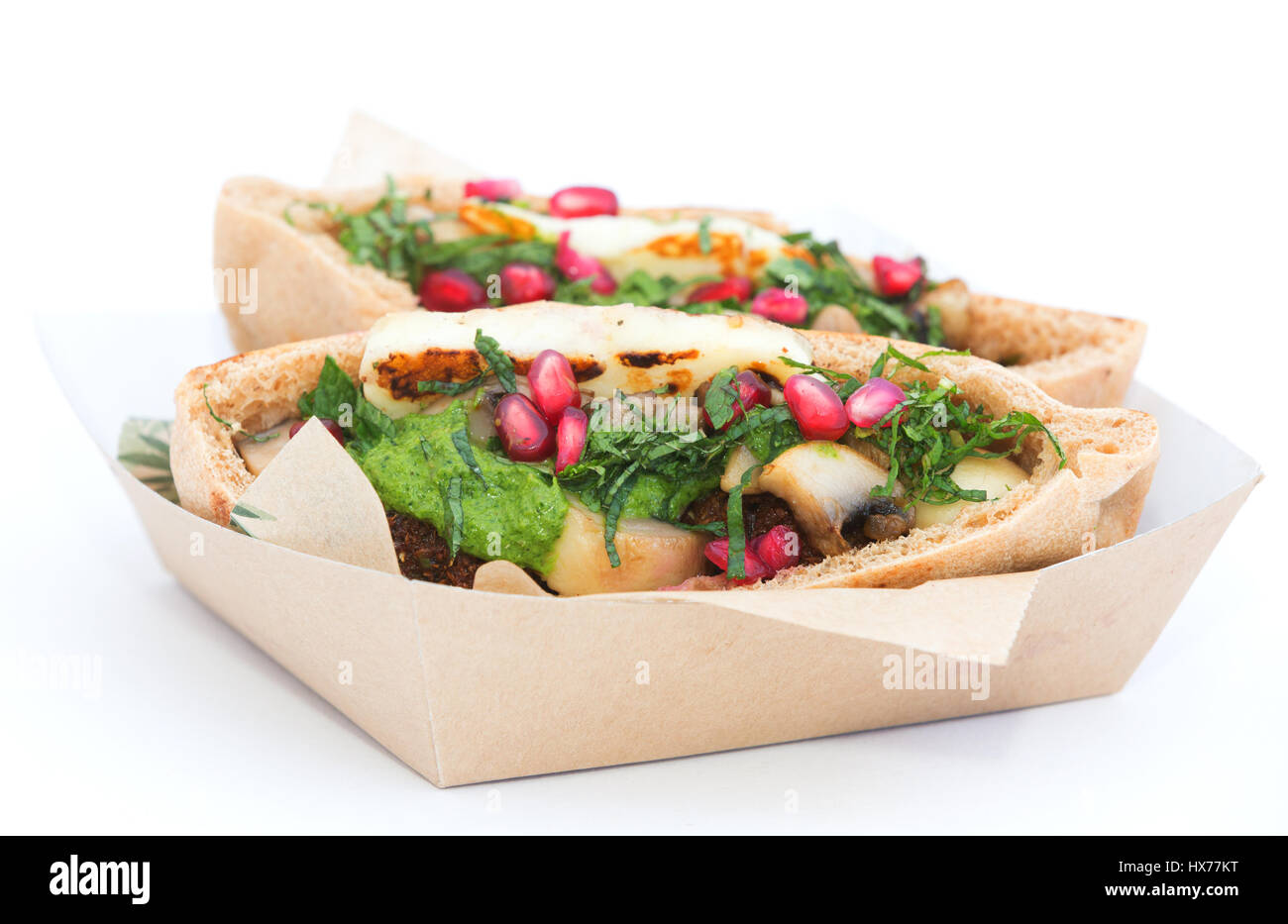 Nahen Osten Essen - gefüllte Pitta mit Haloumi, Pilze, Zough, Minze und Granatapfel Samen, UK Stockfoto