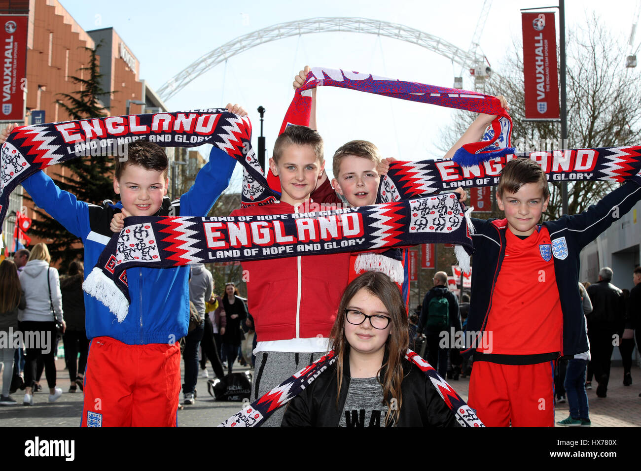 Junge Fans von Milton Keyens vor dem WM-Qualifikation-Spiel im Wembley-Stadion, London. Stockfoto
