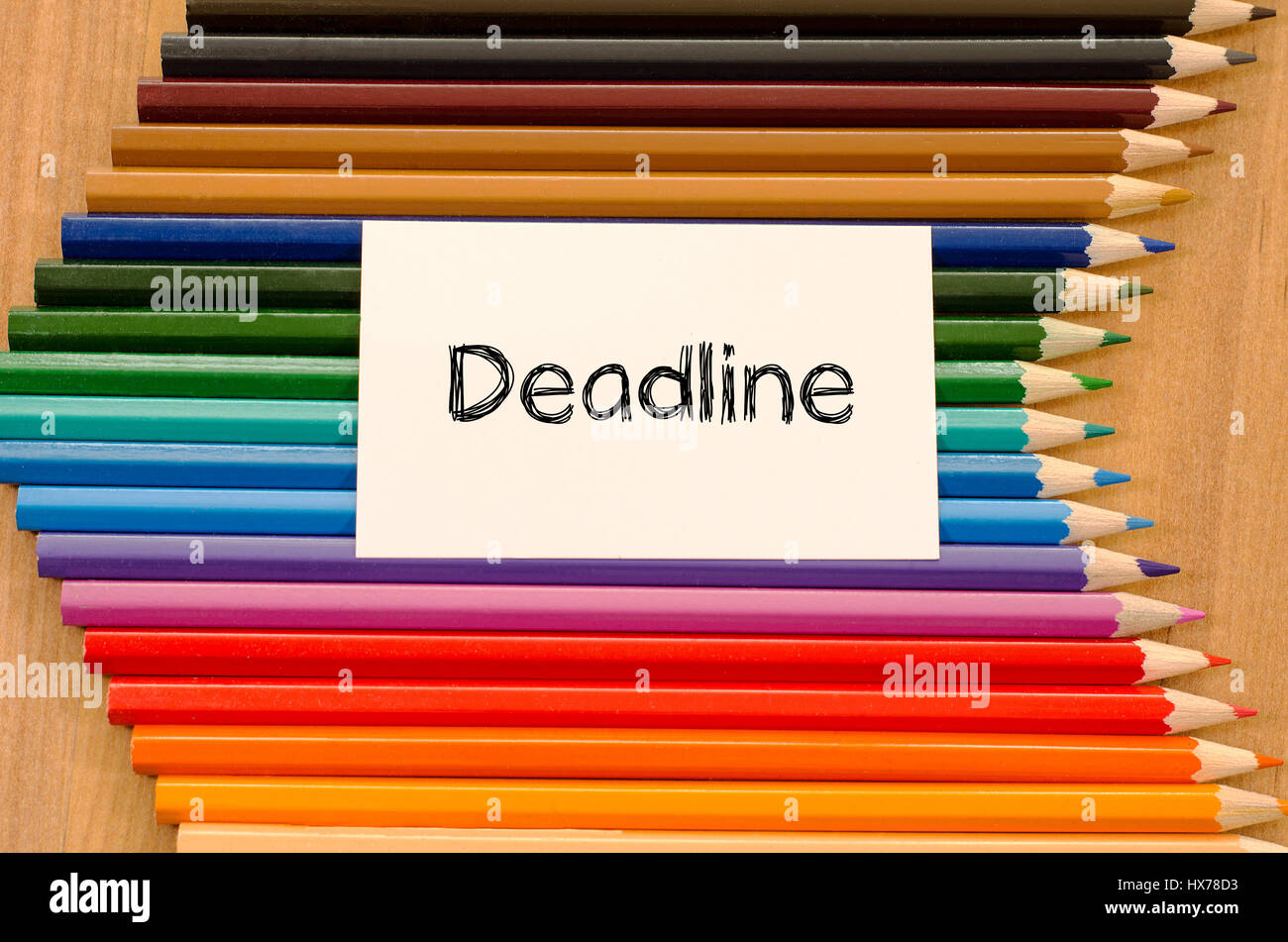 Leeres weißes Papier und Buntstift auf hölzernen Hintergrund Stockfoto