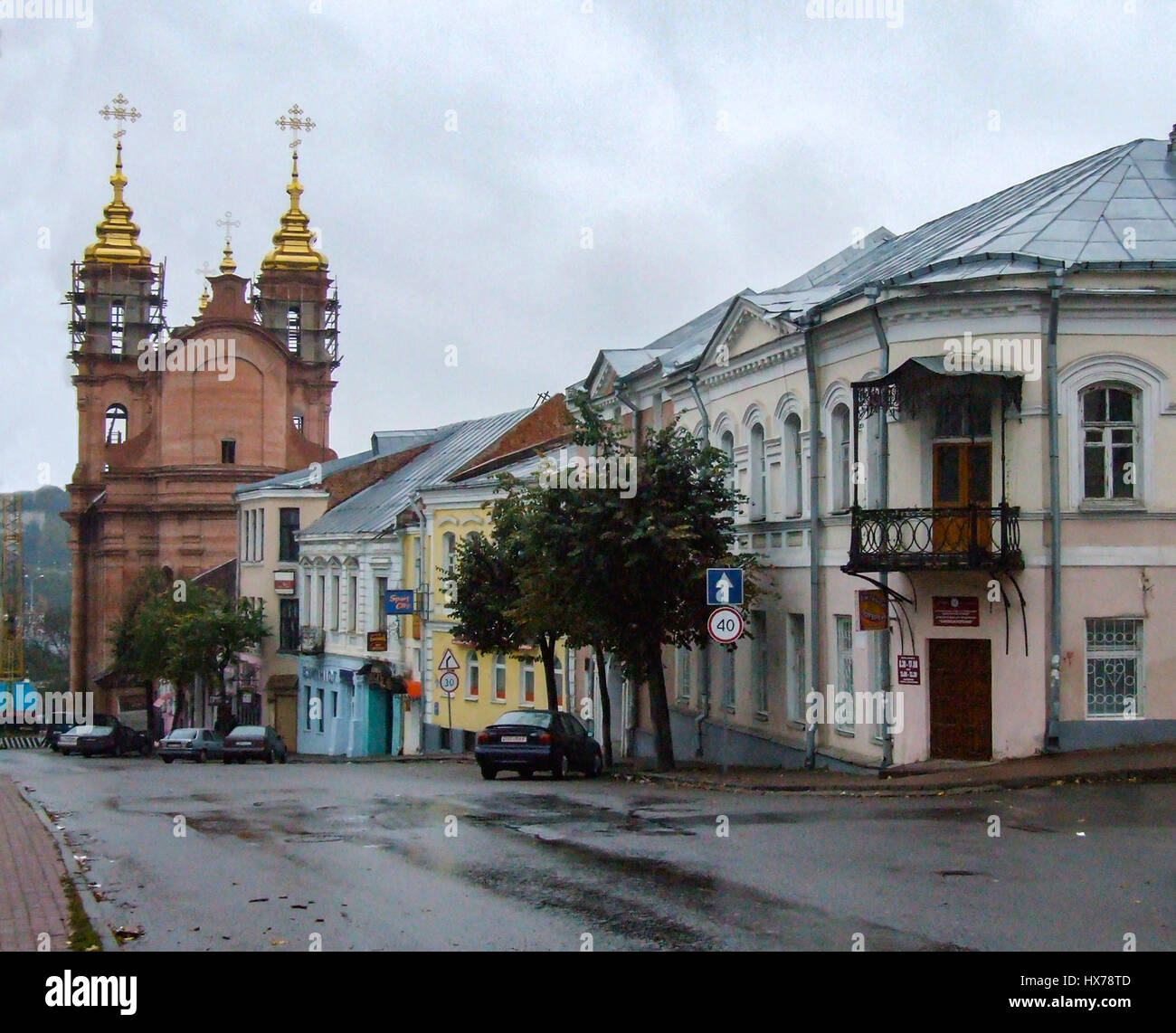 Straße im historischen Zentrum der alten Stadt von Vitebsk, Belarus.  Die Gebäude stammen aus dem Jahr 1700.  Die Auferstehungskirche wird aufgebaut und Stockfoto