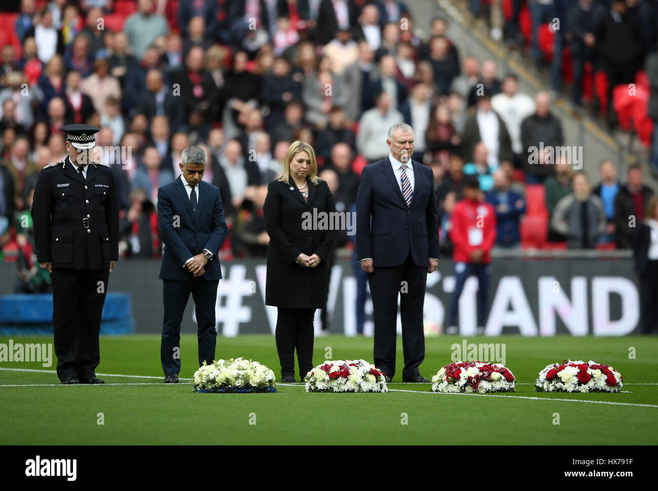 Kränze sind von Bürgermeister von London Sadiq Khan, Vorsitzender des FA Greg Clarke, Secretary Of State for Culture, Media and Sport Karen Bradley zusammen mit Craig Mackey, wirkenden Metropolitanpolizei Kommissar für die Opfer des Westminster-Terror-Anschlag vor der WM-Qualifikation-Spiel im Wembley Stadium, London. Stockfoto