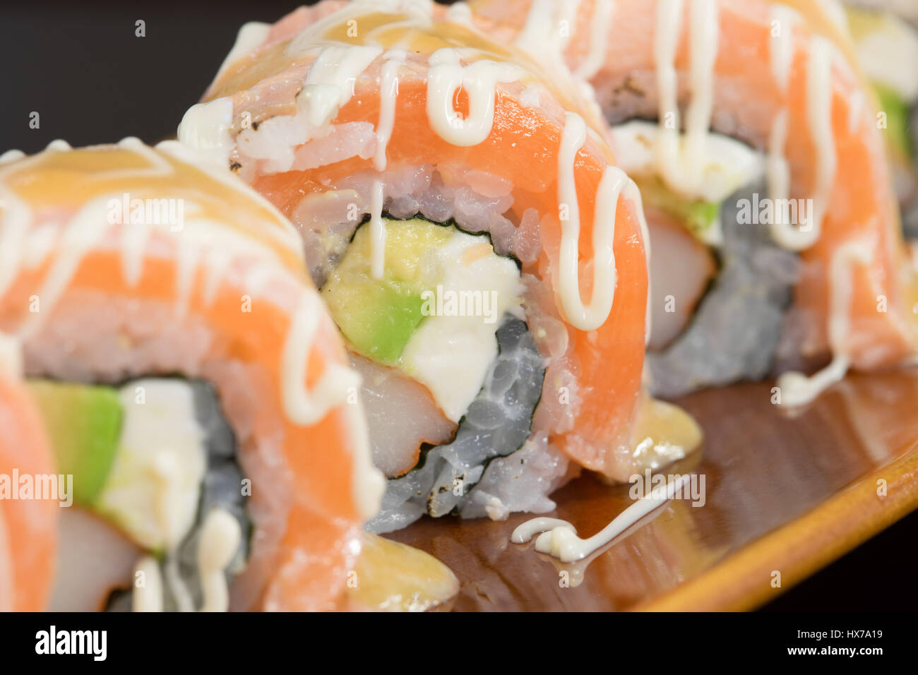 Roll Lachs Käse serviert mit Mayonaise topping Stockfoto