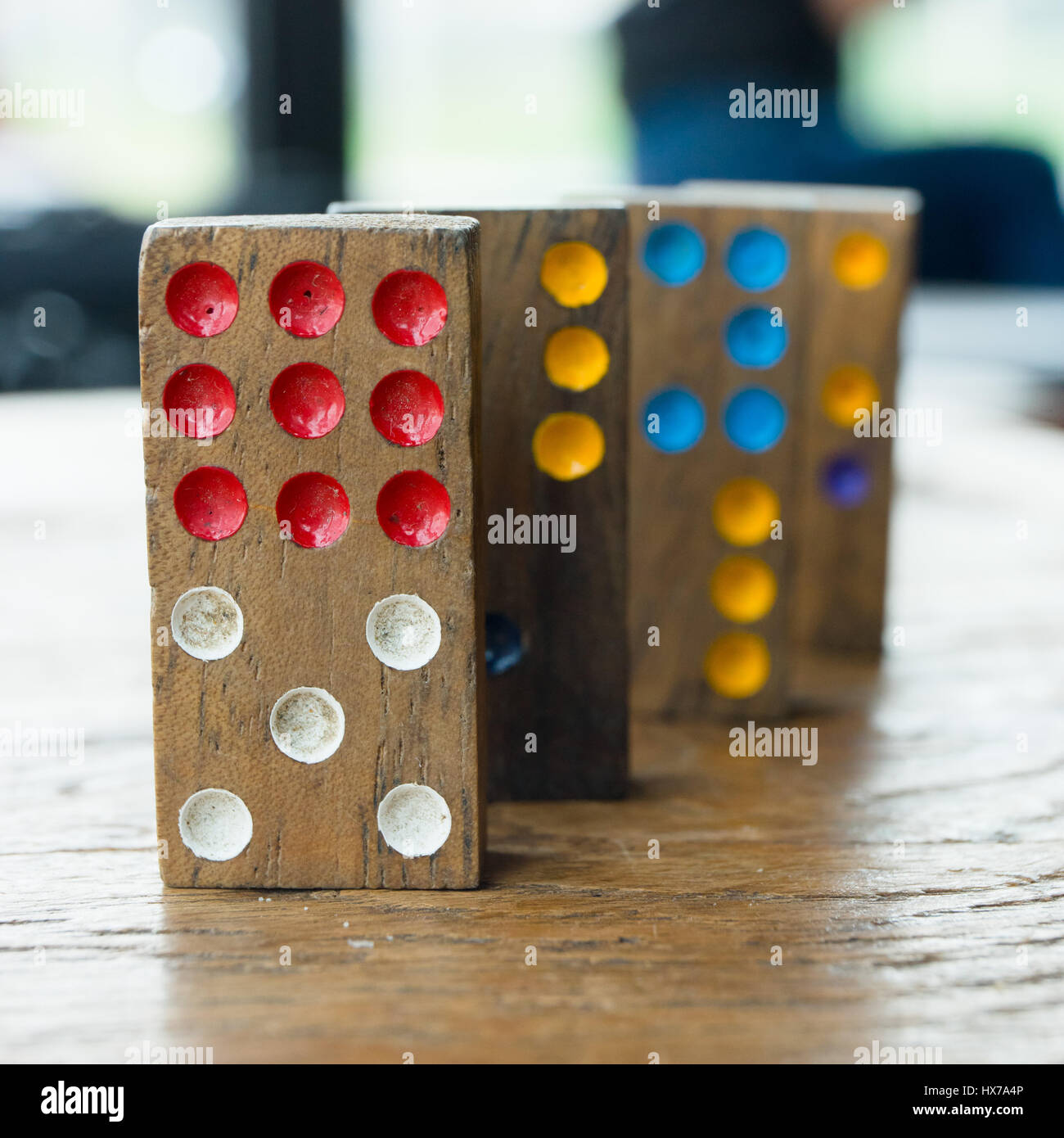 Domino spielen Stücke auf einem Holztisch liegend Stockfoto