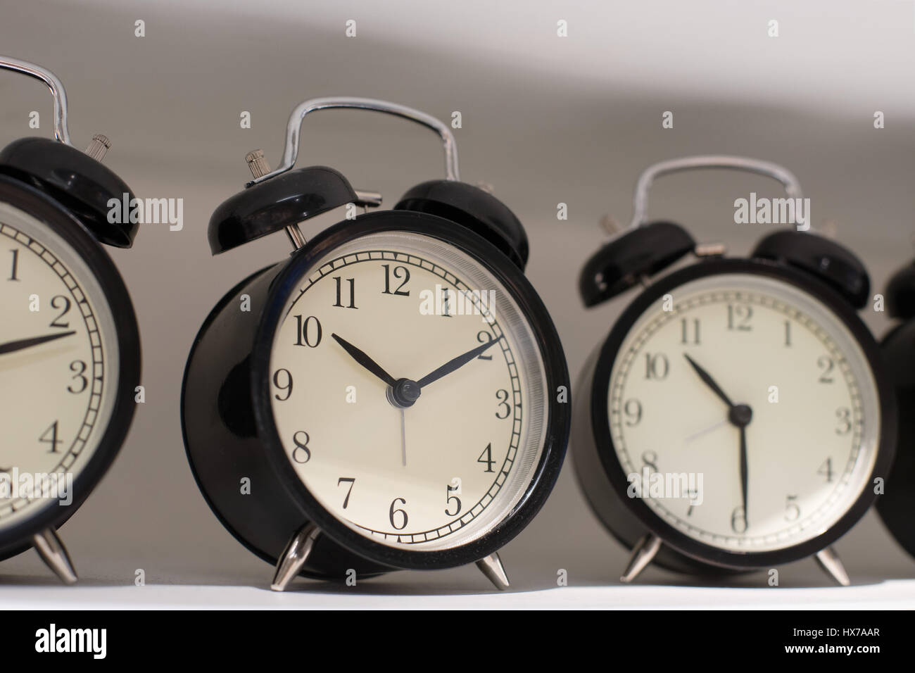 An der Wand hängende Uhr hautnah Stockfoto