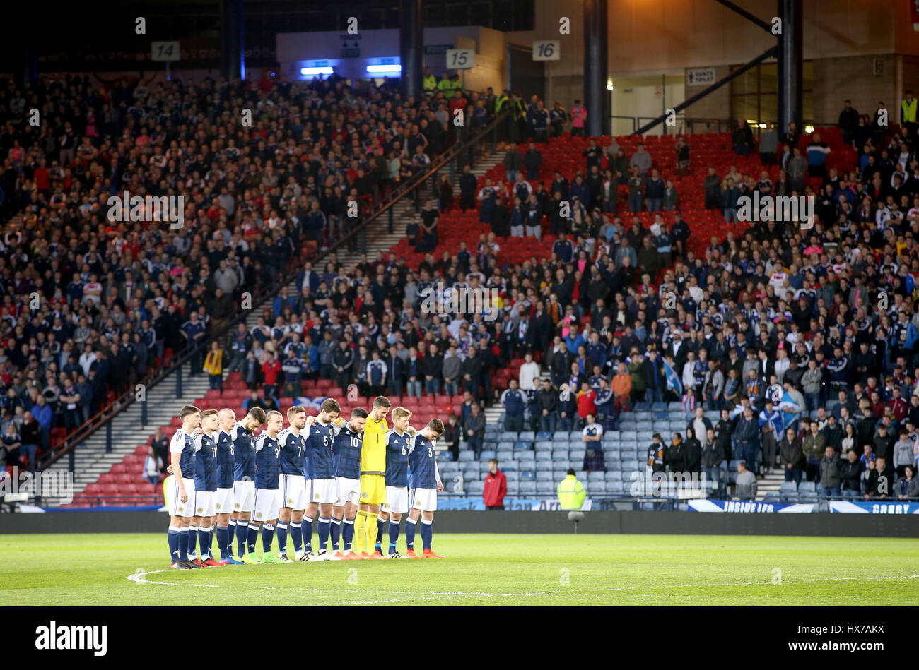 Schottland-Spieler stehen während einer Schweigeminute für die Opfer des Angriffs Westminster vor dem WM-Qualifikation-Spiel im Hampden Park, Glasgow. Stockfoto