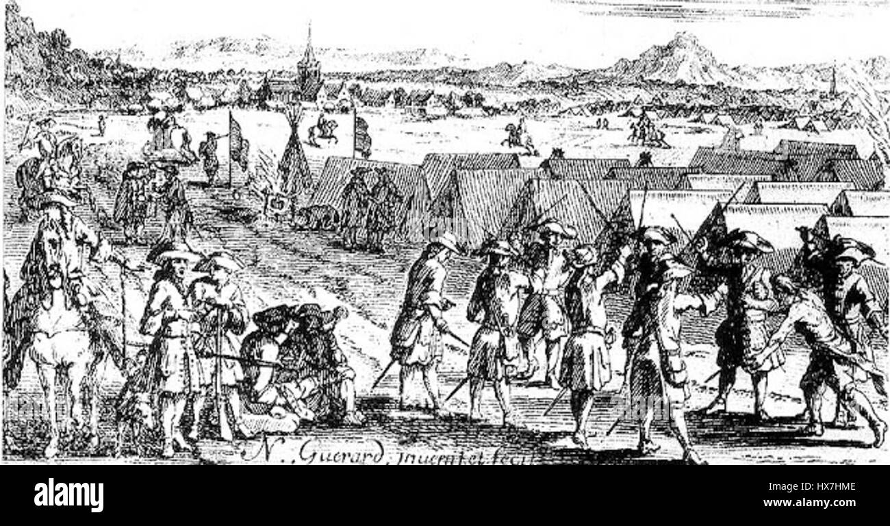 „Running the Gauntlet“ bezieht sich auf eine historische Bestrafungspraxis im 17. Jahrhundert, bei der Einzelpersonen gezwungen wurden, zwischen zwei Reihen von Soldaten zu rennen, die sie schlagen würden. Das Bild fängt die Härte und Gewalt der Praxis ein. Stockfoto