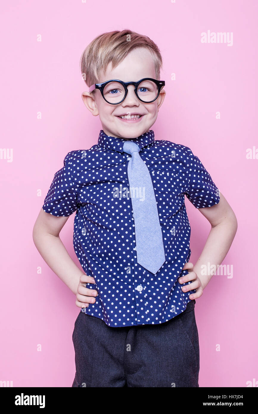 Stilvolle junge in Hemd und Brille mit breiten Grinsen. Schule. Vorschule. Mode. Studio-Porträt über rosa Hintergrund Stockfoto