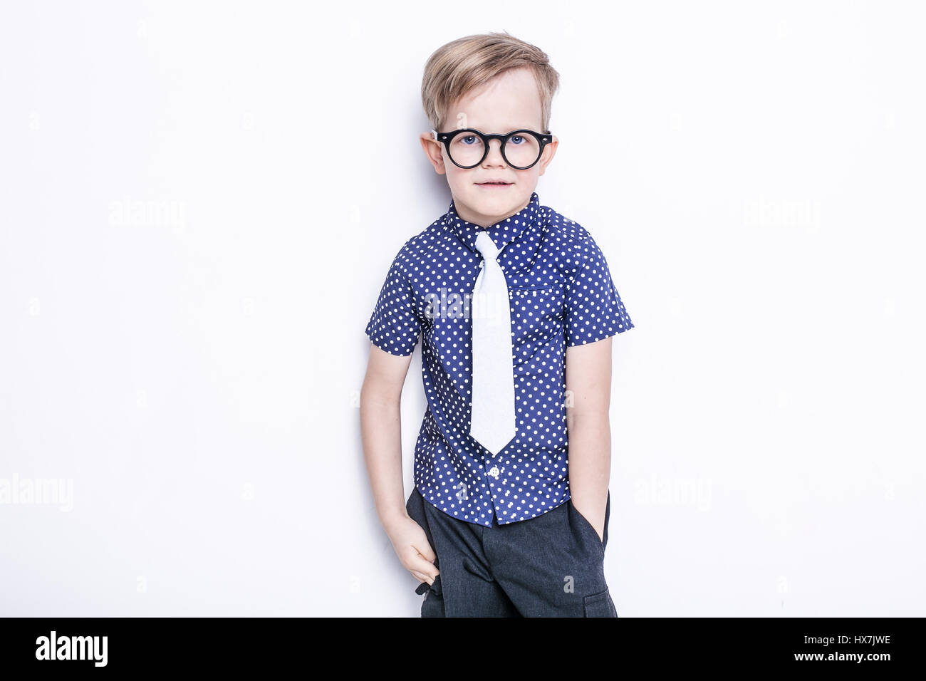 Porträt eines kleinen Jungen in einer lustigen Brille und Krawatte. Schule. Vorschule. Mode. Studioportrait isoliert auf weißem Hintergrund Stockfoto