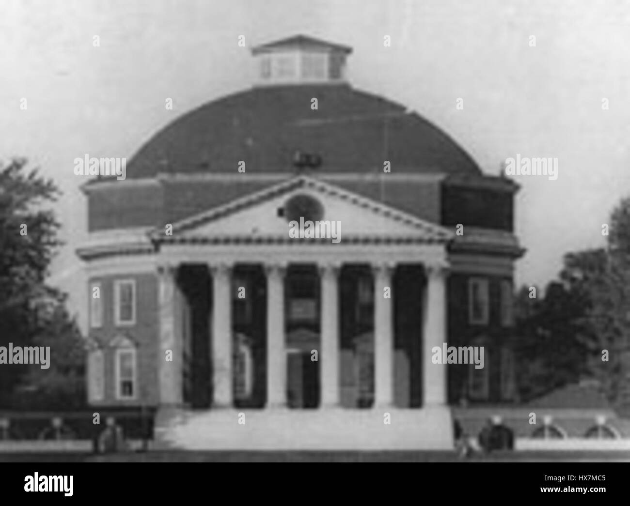 Dieses Bild zeigt eine Höhenansicht der University of Virginia Rotunda, die von Thomas Jefferson vor 1895 entworfen wurde. Das Gebäude ist ein ikonisches Symbol für amerikanische Architektur und Bildung. Stockfoto