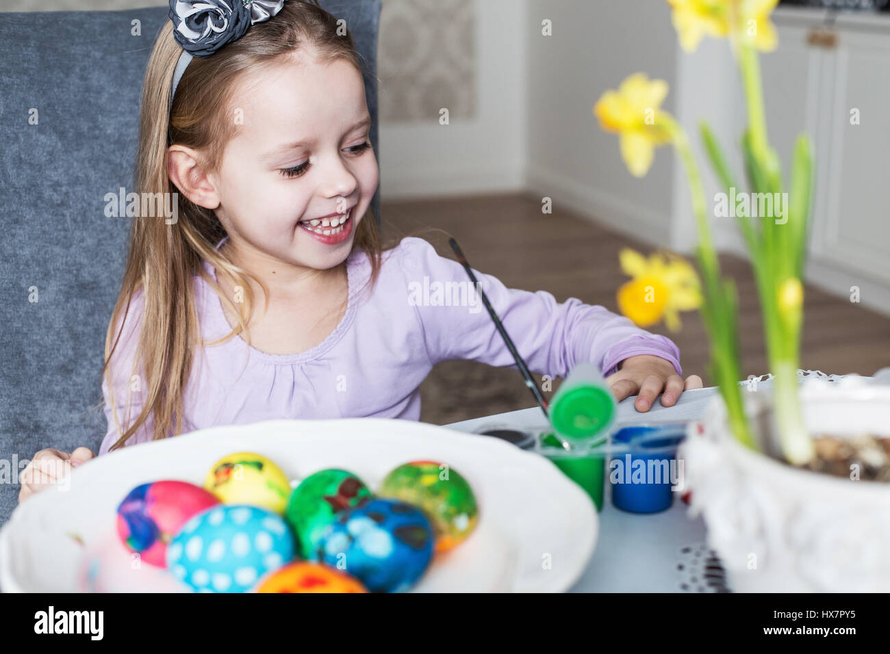 Ein glückliches kleines Kind Ostereier färben. Gemütliche Atmosphäre zu Hause. Ostern Stockfoto