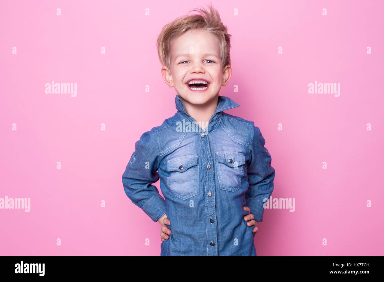 Porträt von glücklich fröhlich schönen kleinen Jungen. Studio-Porträt über rosa Hintergrund Stockfoto