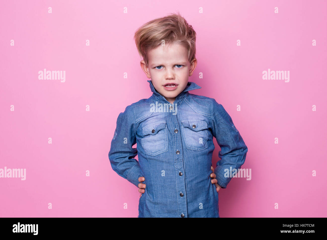 Porträt der wütend beautiful little Boy. Studio-Porträt über rosa Hintergrund Stockfoto