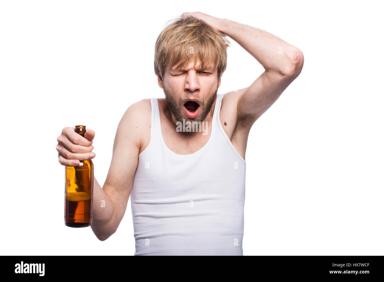 Junger Mann mit Kater mit Bierflasche. Studioportrait isoliert auf weißem Hintergrund Stockfoto
