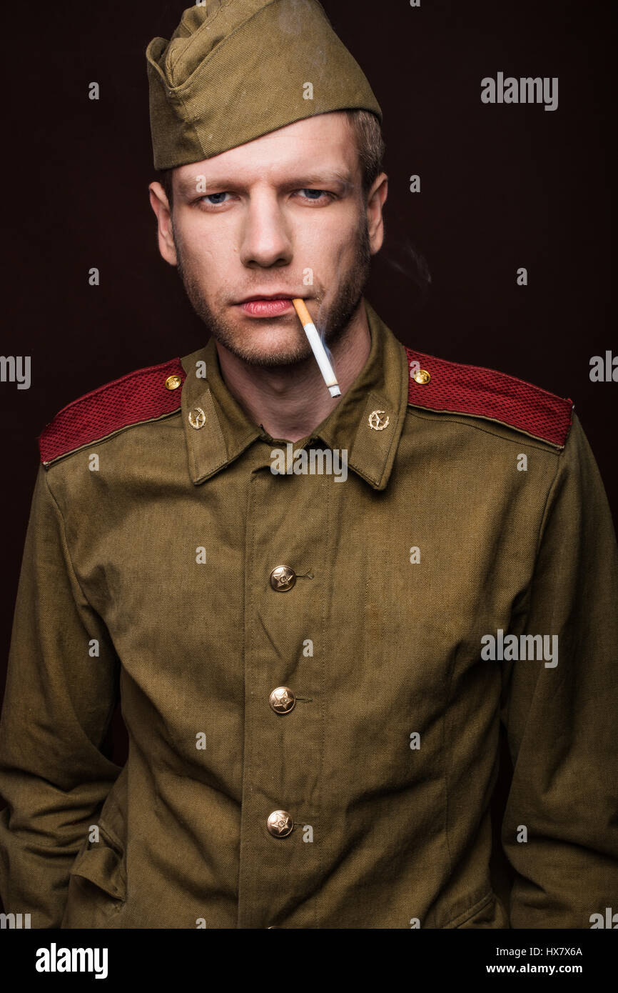 Russischer Soldat mit zweiten Weltkrieg einheitlich. Studio-Porträt auf braunem Hintergrund Stockfoto