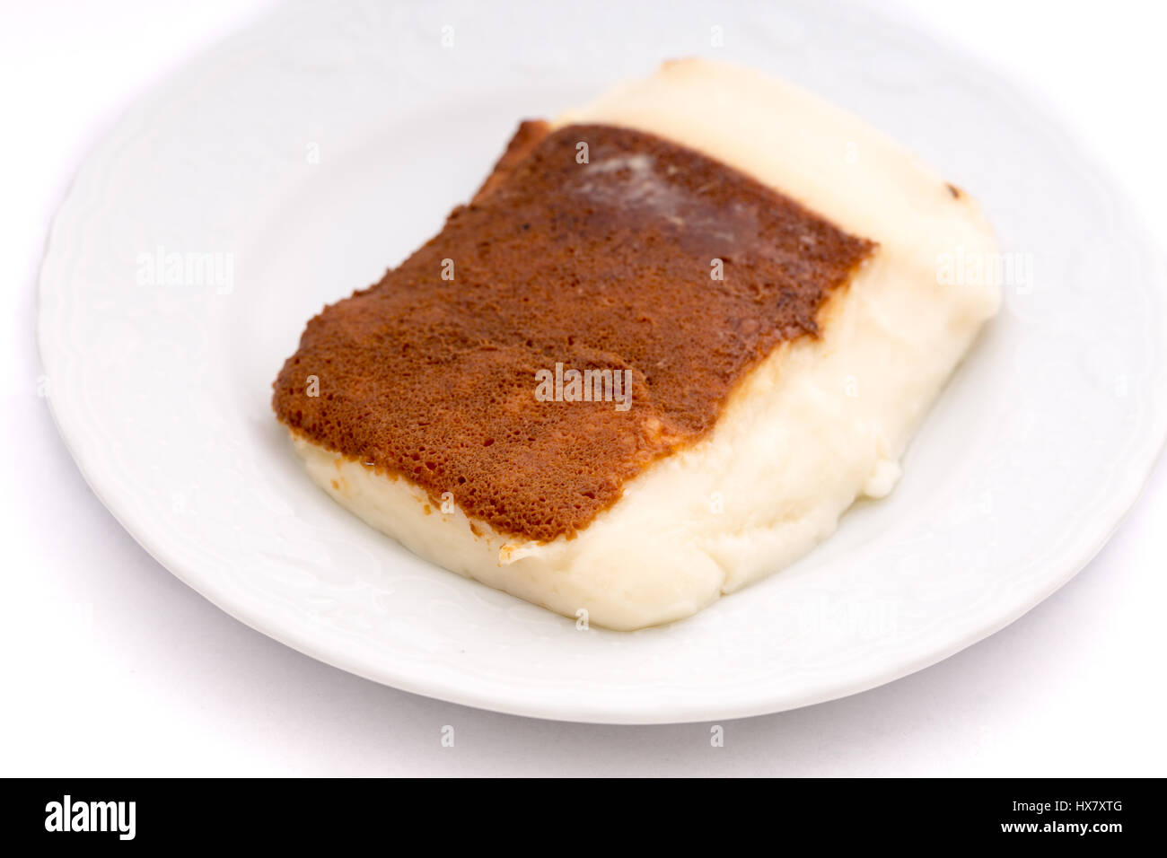 Kazandibi (Oberfläche verbrannten Pudding) auf weißem Hintergrund Frontansicht Stockfoto