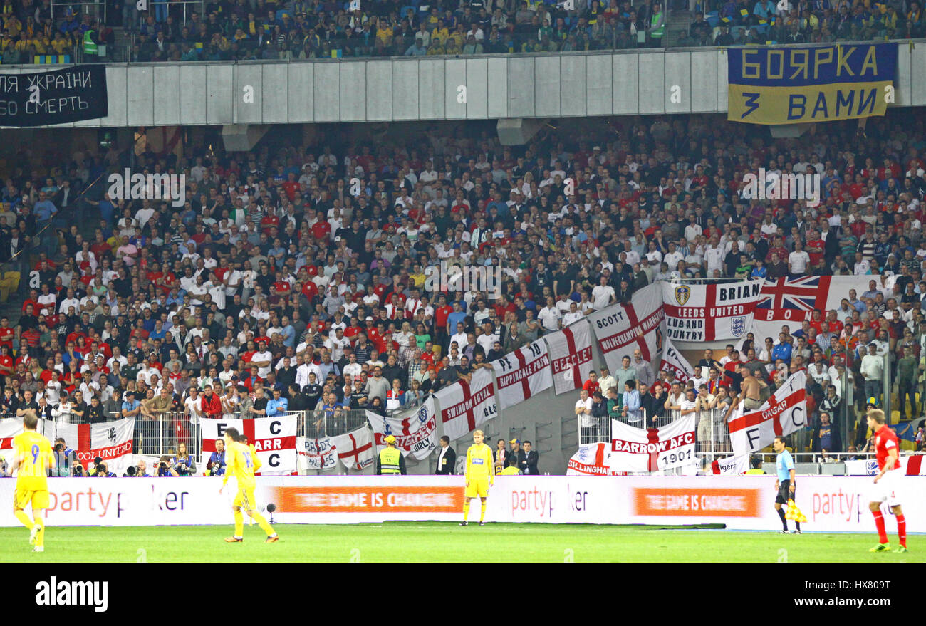 Kiew, UKRAINE - 10. September 2013: England National Football Team Anhänger zeigen ihre Unterstützung während der FIFA WM 2014 Qualifikation Spiel gegen Ukr Stockfoto