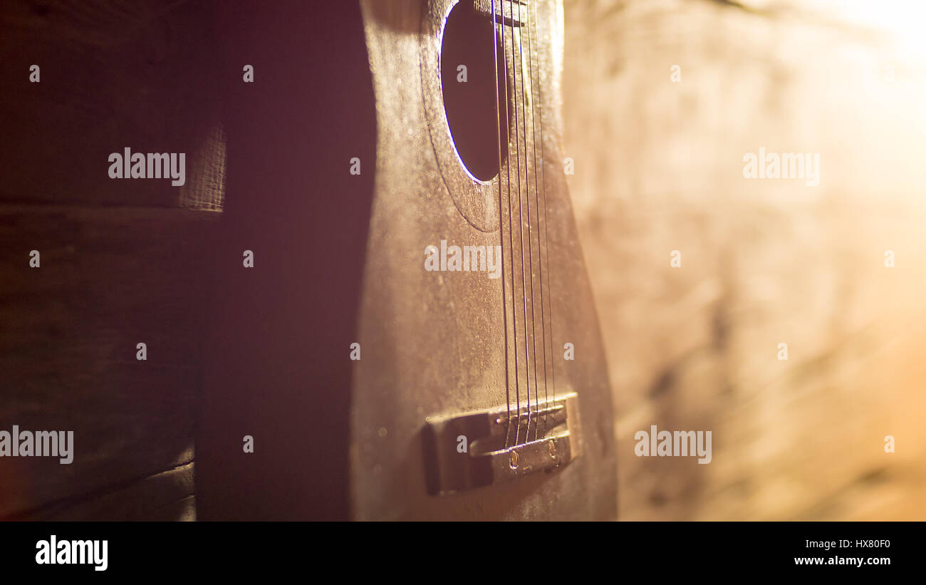 Akustische Gitarre, stützte sich auf trashigen Holzwand Stockfoto