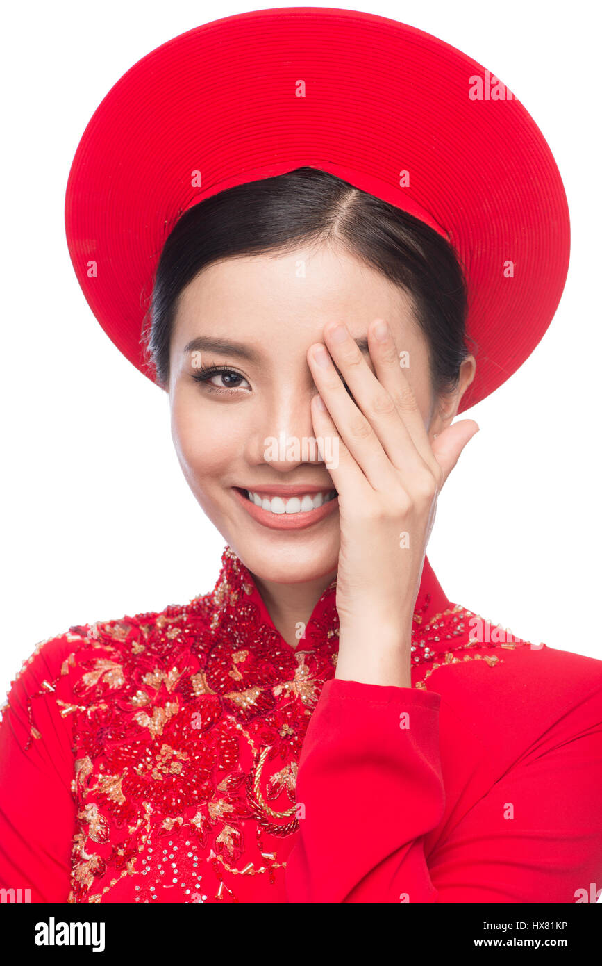 Charmante vietnamesische Braut in rot Ao Dai Tracht mit Hut. Stockfoto