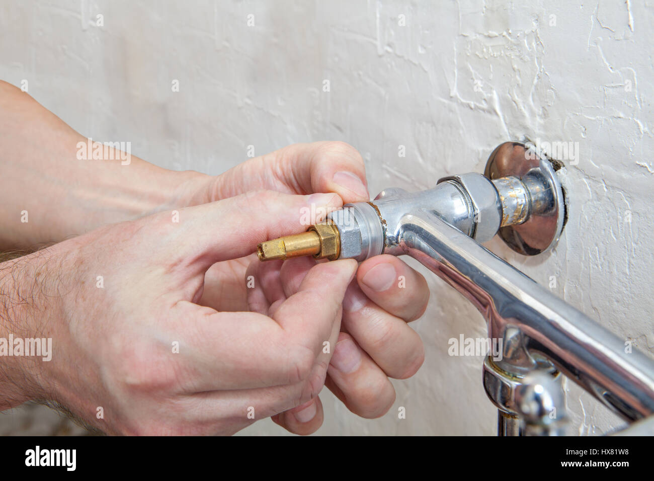 Zwei Griff Küche Wasserhahn reparieren, close-up Klempner Hände Ersatz Wasserhahn  Ventil Stockfotografie - Alamy
