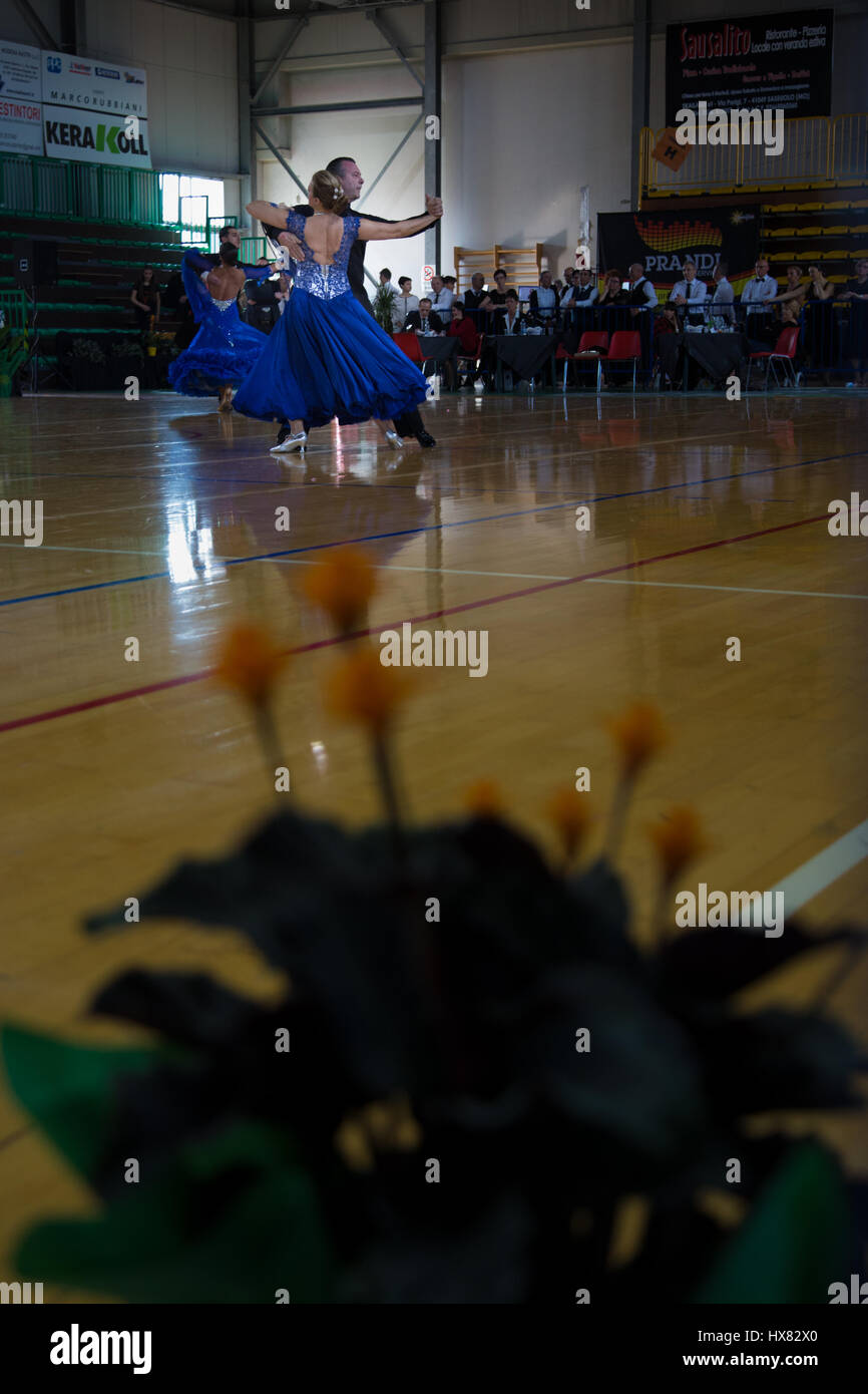 Tänzerinnen im italienischen Meisterschaft des Tanzes. Orange Blumen im Vordergrund Guglia d ' Oro Sassulo 19. März 2017 Stockfoto