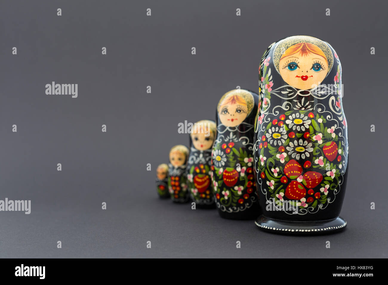 Schöne schwarze russische Verschachtelung Puppen (Matroschka Puppen) mit  weißen, grünen und roten Anstrich vor dunklem Hintergrund Stockfotografie -  Alamy