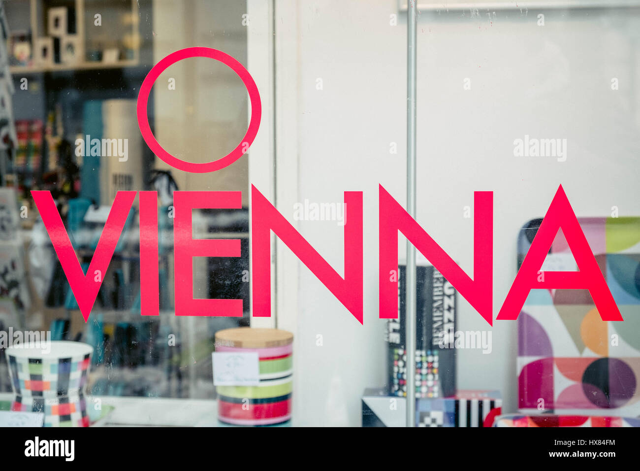 Farbfoto der Wörter O Wien in einem bunten Schaufenster in Vienna/Wien Österreich. Stockfoto