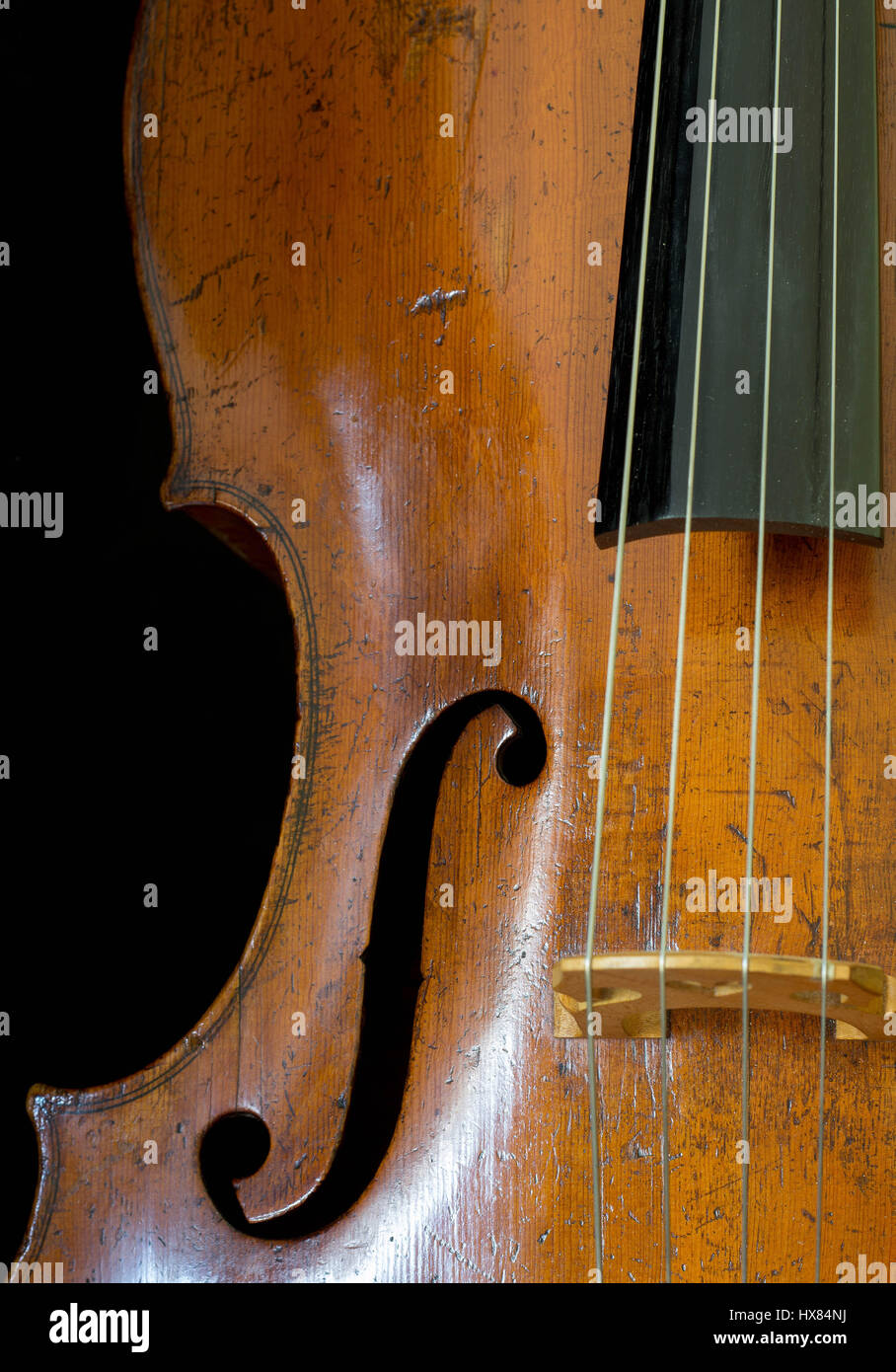 Farbfoto eines alten englischen Cello, Musikinstrument. Stockfoto