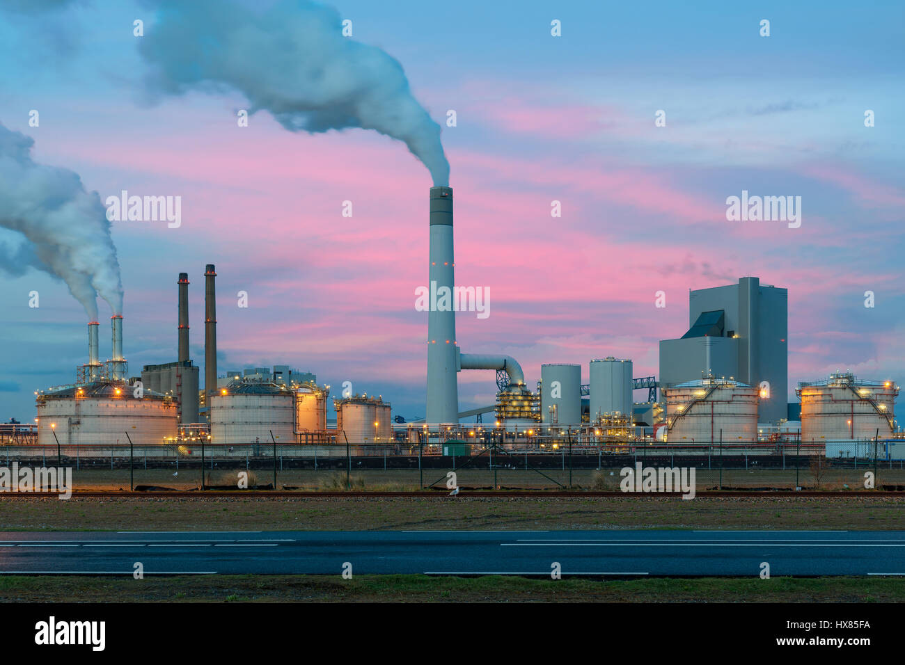 Rauchentwicklung aus Fabrik Rohre der Ölraffinerie in Nacht, Niederlande. Emission-Umgebung von Öl-Raffinerie. Stockfoto