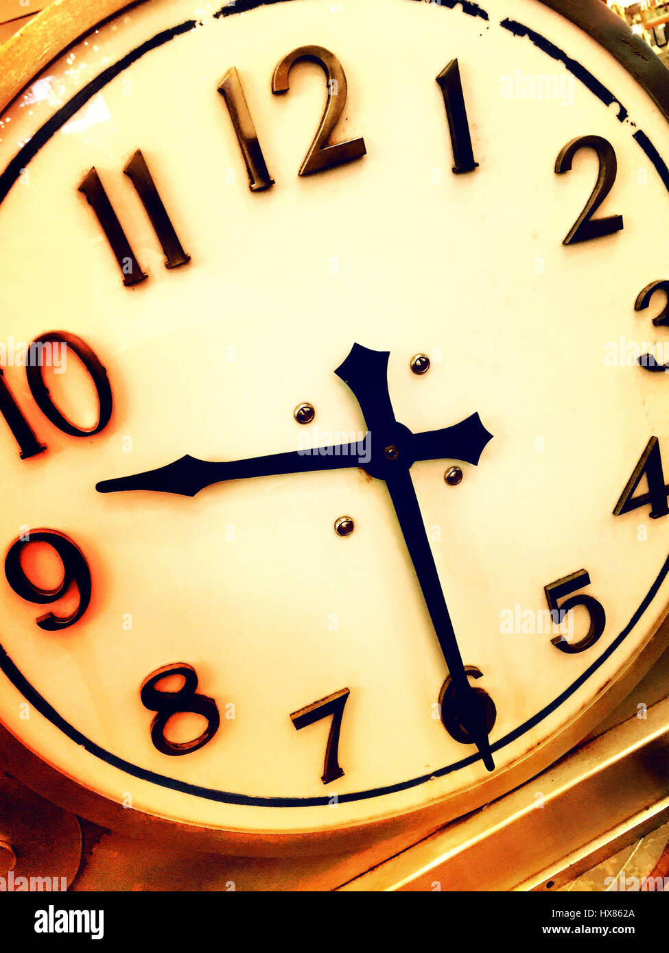 Nahaufnahme des Gesichts mit der Zeit von 09:30 Uhr Stockfoto