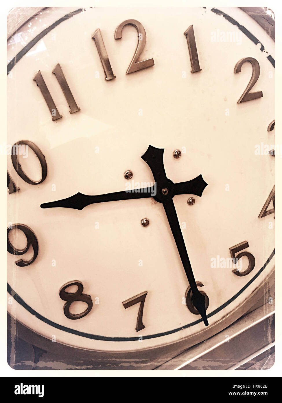 Nahaufnahme des Gesichts mit der Zeit von 09:30 Uhr Stockfoto