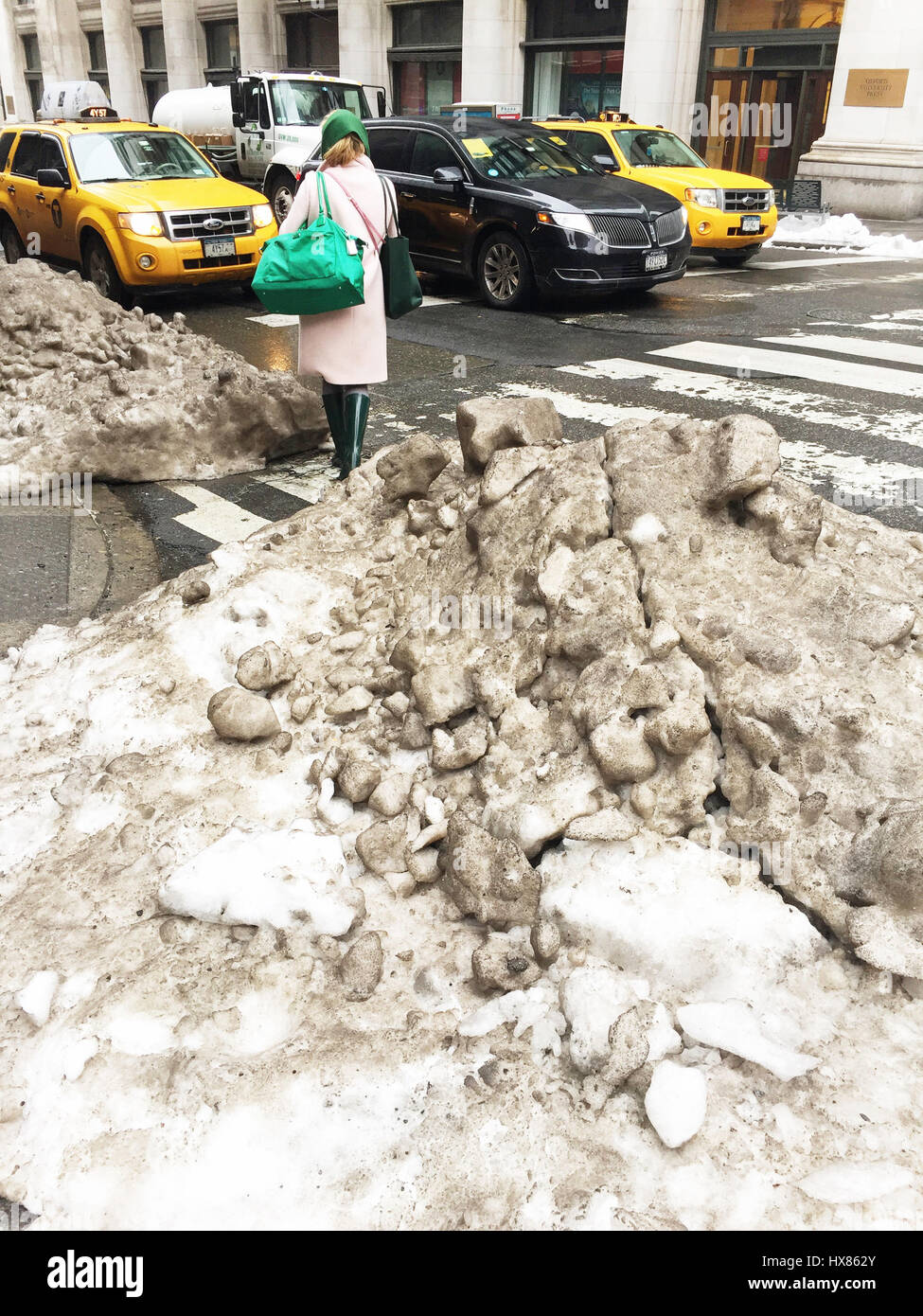 Kreuzung mit Haufen von schmutzigem Schnee, NYC, USA Stockfoto